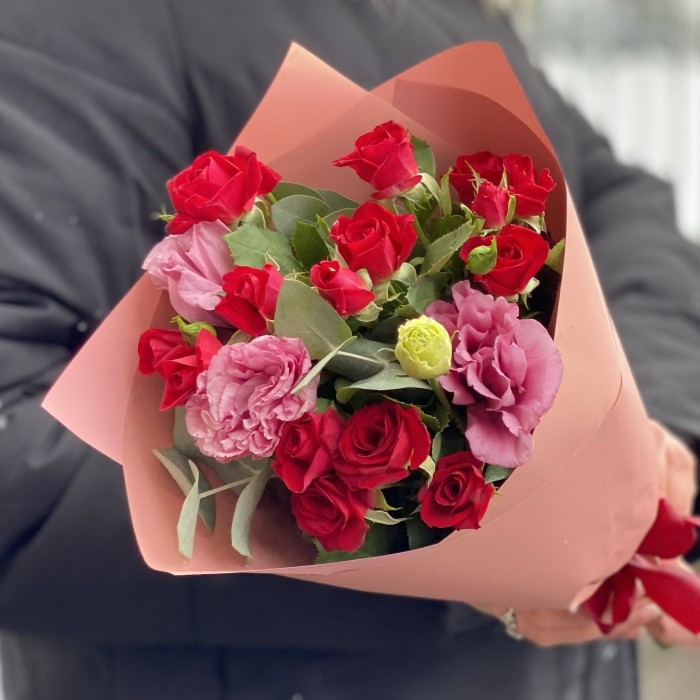 Красно-розовый микс кустовой розы и эустомы