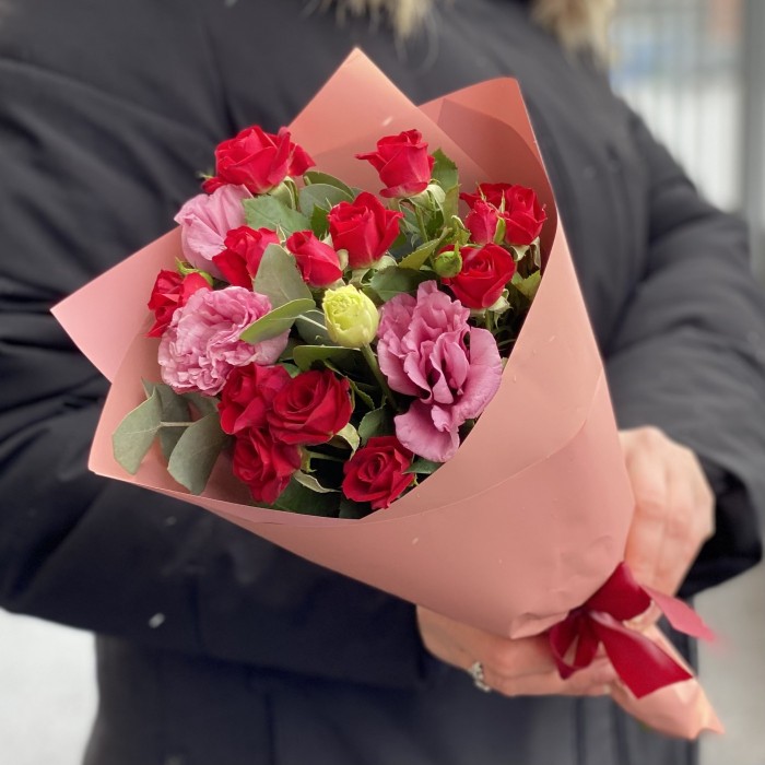 Красно-розовый микс кустовой розы и эустомы