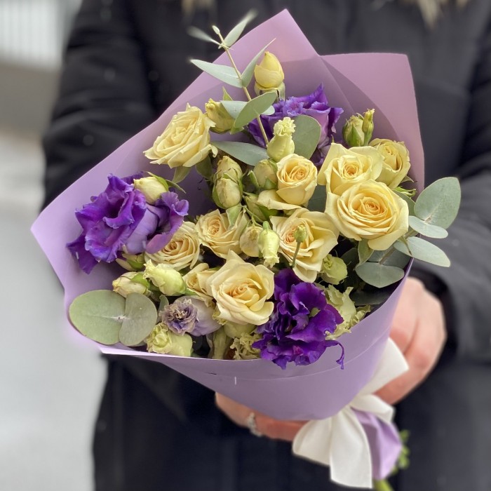 Кремово-фиолетовый микс кустовой розы и эустомы
