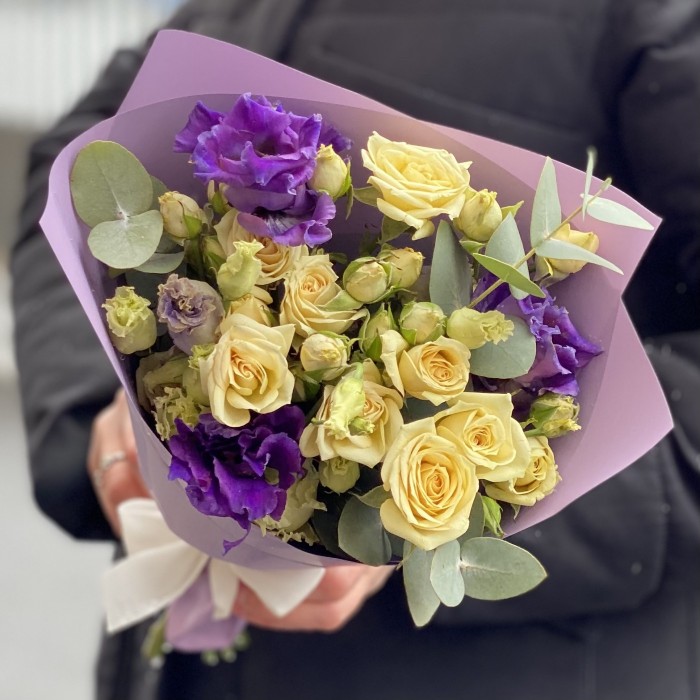 Кремово-фиолетовый микс кустовой розы и эустомы