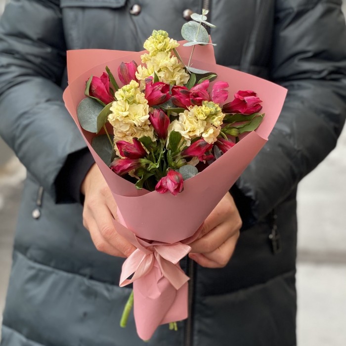 Кремово-малиновый букет с маттиолой и альстромерией