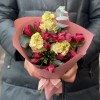 Кремово-малиновый букет с маттиолой и альстромерией