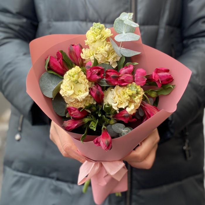 Кремово-малиновый букет с маттиолой и альстромерией