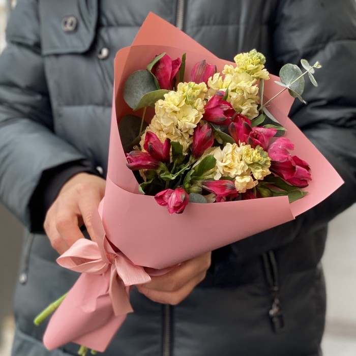 Кремово-малиновый букет с маттиолой и альстромерией