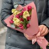 Кремово-малиновый букет с маттиолой и альстромерией