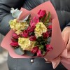 Кремово-малиновый букет с маттиолой и альстромерией