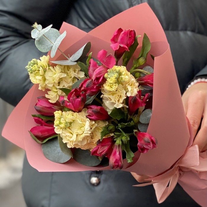 Кремово-малиновый букет с маттиолой и альстромерией