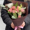 Розово-белый микс кустовой розы и эустомы