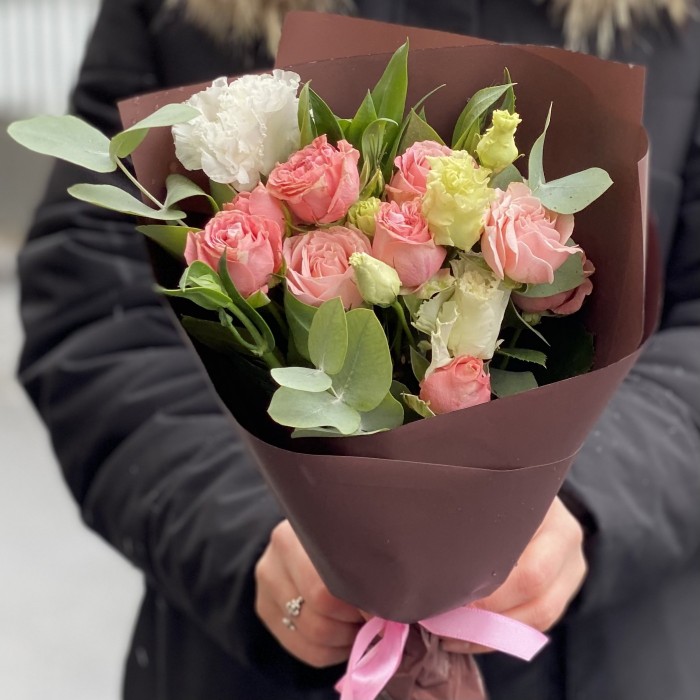 Розово-белый микс кустовой розы и эустомы