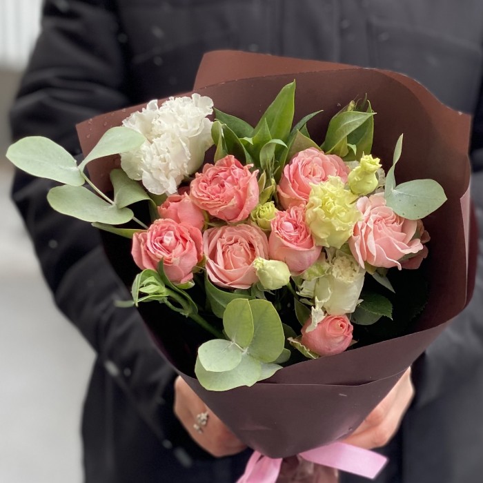 Розово-белый микс кустовой розы и эустомы