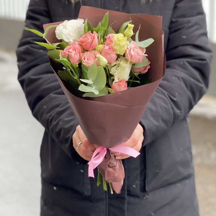 Розово-белый микс кустовой розы и эустомы