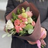 Розово-белый микс кустовой розы и эустомы