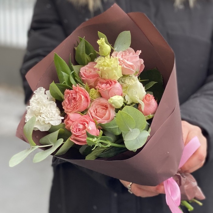 Розово-белый микс кустовой розы и эустомы