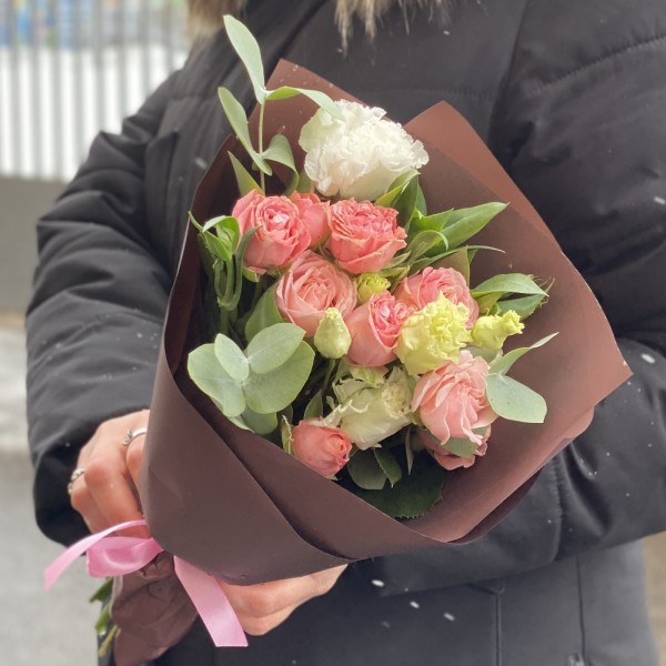 Розово-белый микс кустовой розы и эустомы