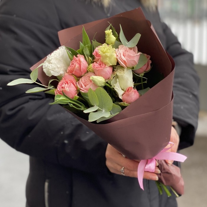 Розово-белый микс кустовой розы и эустомы