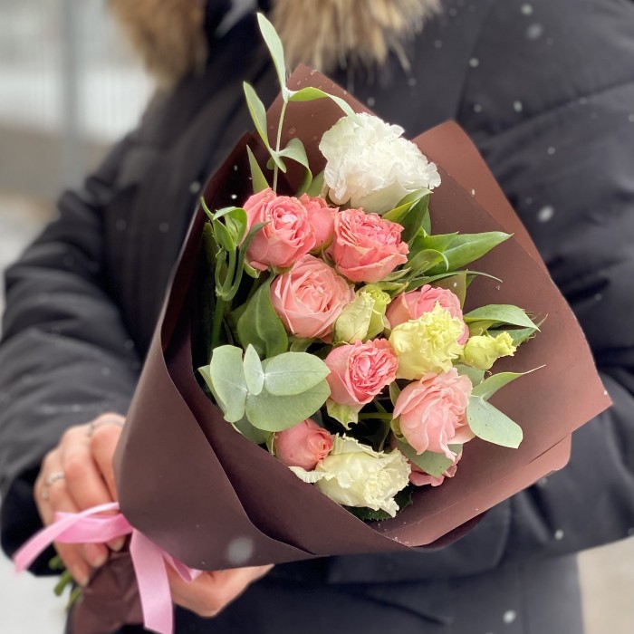 Розово-белый микс кустовой розы и эустомы