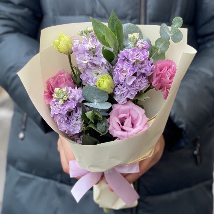 Розово-сиреневый  букет с эустомой и маттиолой