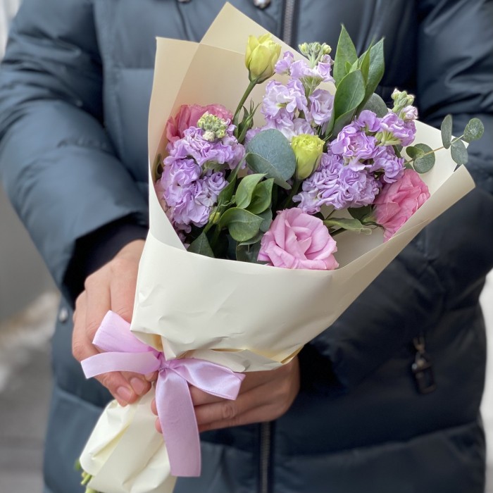 Розово-сиреневый  букет с эустомой и маттиолой