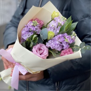 Розово-сиреневый  букет с эустомой и маттиолой