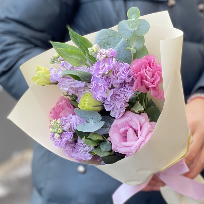 Розово-сиреневый  букет с эустомой и маттиолой