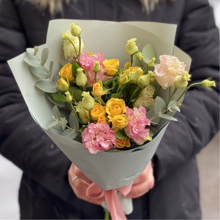 Жёлто-розовый микс кустовой розы и эустомы