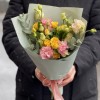 Жёлто-розовый микс кустовой розы и эустомы