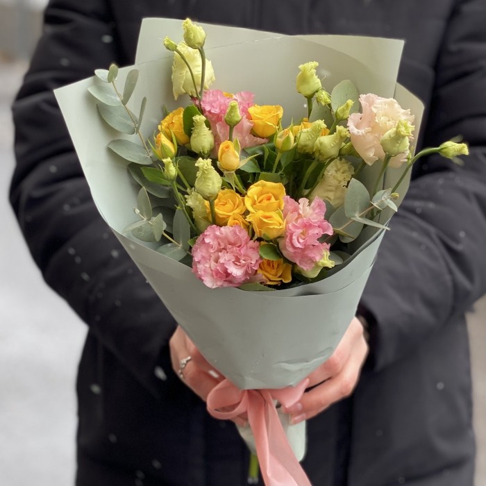 Жёлто-розовый микс кустовой розы и эустомы