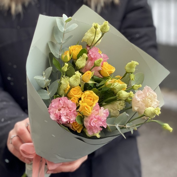 Жёлто-розовый микс кустовой розы и эустомы