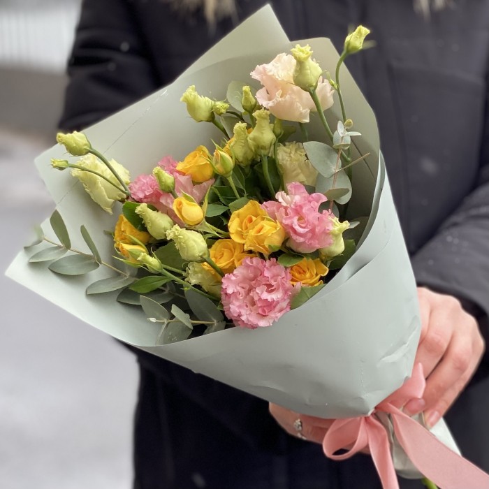 Жёлто-розовый микс кустовой розы и эустомы