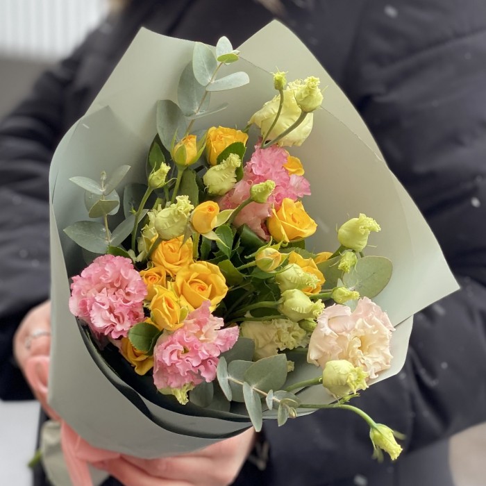 Жёлто-розовый микс кустовой розы и эустомы