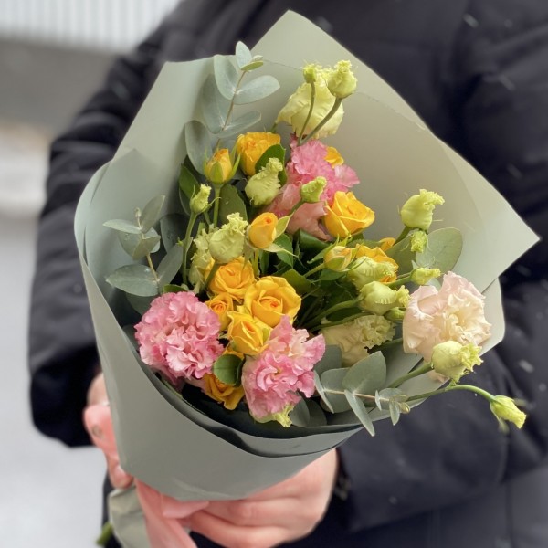 Жёлто-розовый микс кустовой розы и эустомы