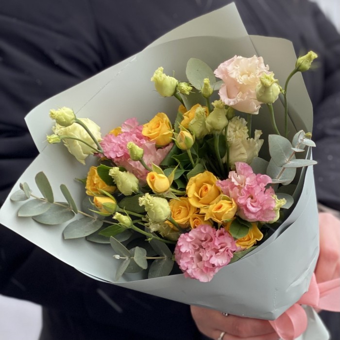 Жёлто-розовый микс кустовой розы и эустомы