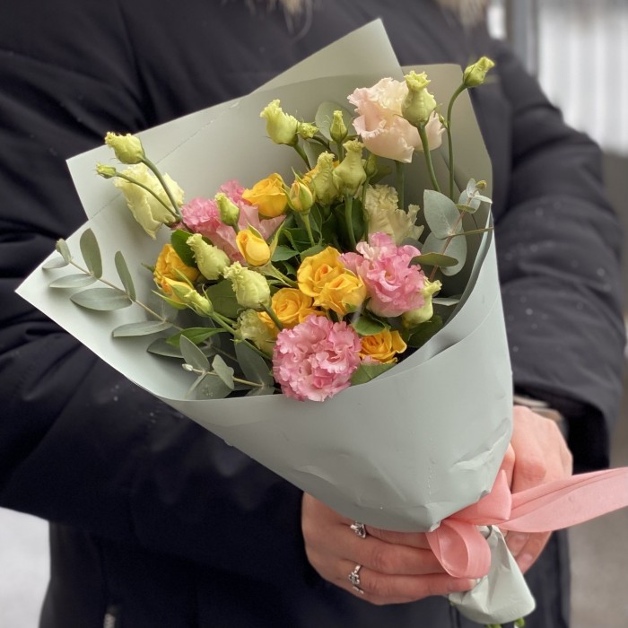 Жёлто-розовый микс кустовой розы и эустомы