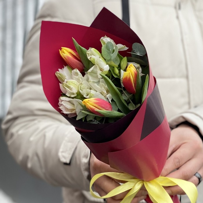 Корпоративный букет альстромерий и ярких тюльпанов