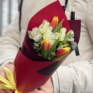 Корпоративный букет альстромерий и ярких тюльпанов