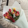 Корпоративный букет красных альстромерий и ярких тюльпанов