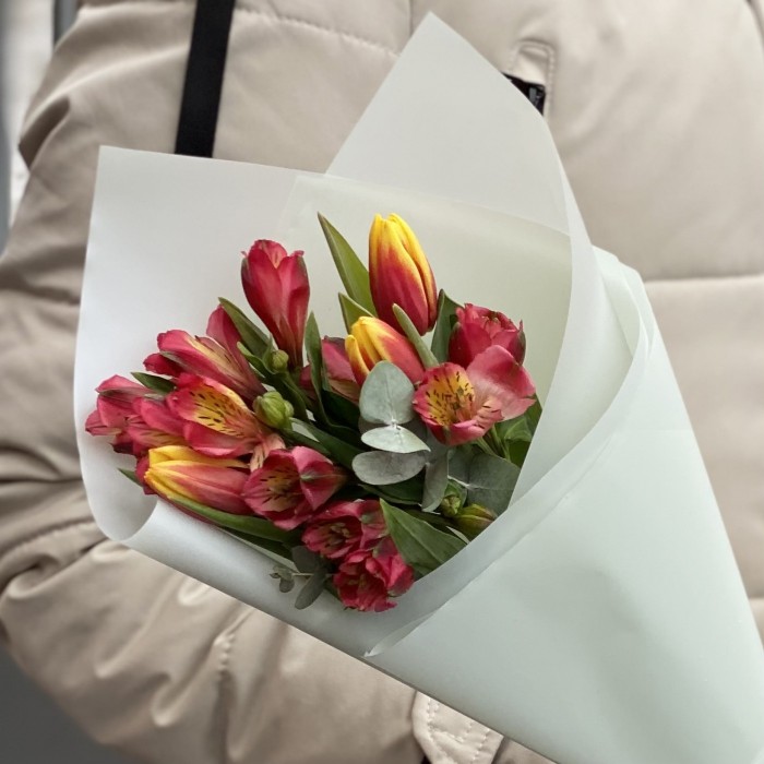 Корпоративный букет красных альстромерий и ярких тюльпанов