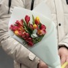 Корпоративный букет красных альстромерий и ярких тюльпанов