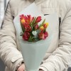 Корпоративный букет красных альстромерий и ярких тюльпанов