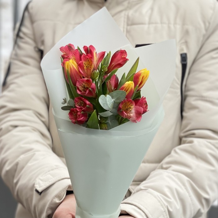 Корпоративный букет красных альстромерий и ярких тюльпанов