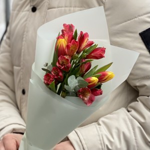 Корпоративный букет красных альстромерий и ярких тюльпанов