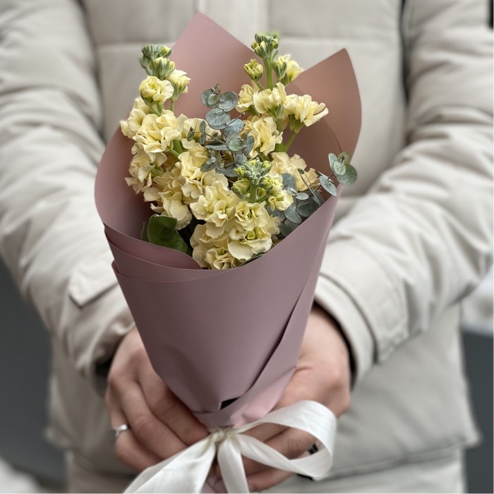 Корпоративный букет кремовых маттиол