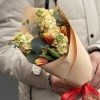 Корпоративный букет из маттиол и ярких тюльпанов