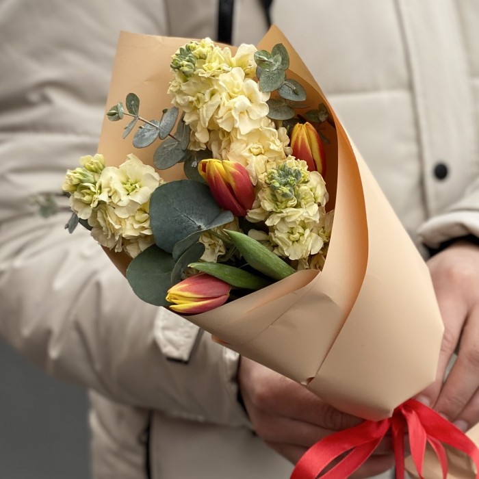 Корпоративный букет из маттиол и ярких тюльпанов