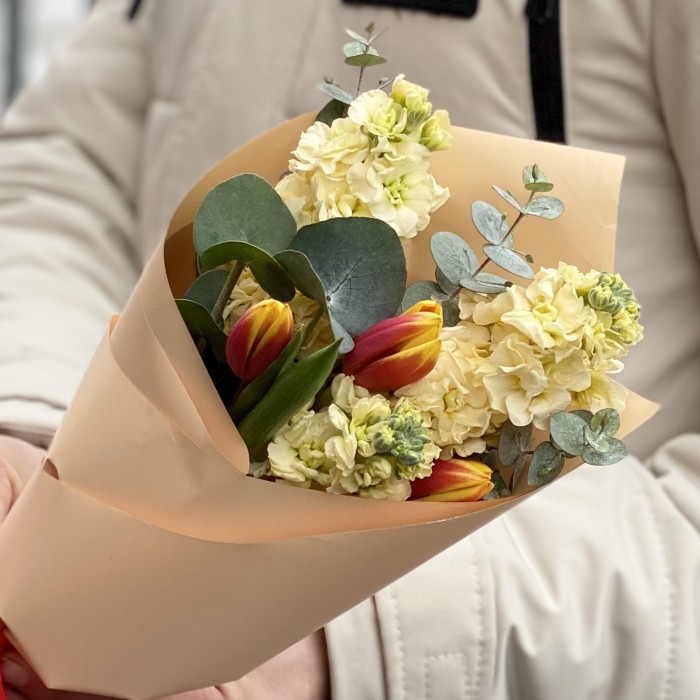 Корпоративный букет из маттиол и ярких тюльпанов