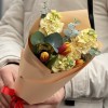 Корпоративный букет из маттиол и ярких тюльпанов