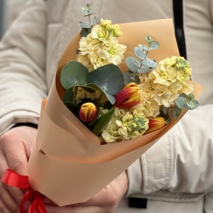 Корпоративный букет из маттиол и ярких тюльпанов