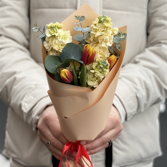 Корпоративный букет из маттиол и ярких тюльпанов