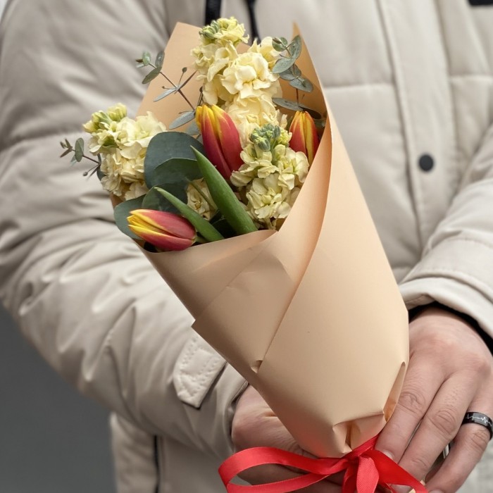 Корпоративный букет из маттиол и ярких тюльпанов