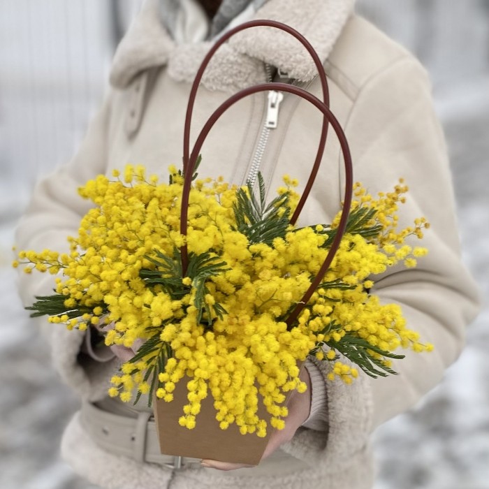 Композиция из мимозы в сумочке